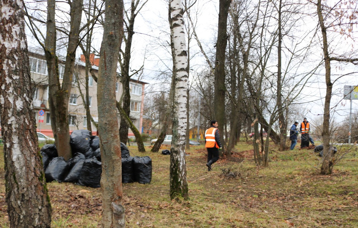 В Рязановском продолжается уборка листвы