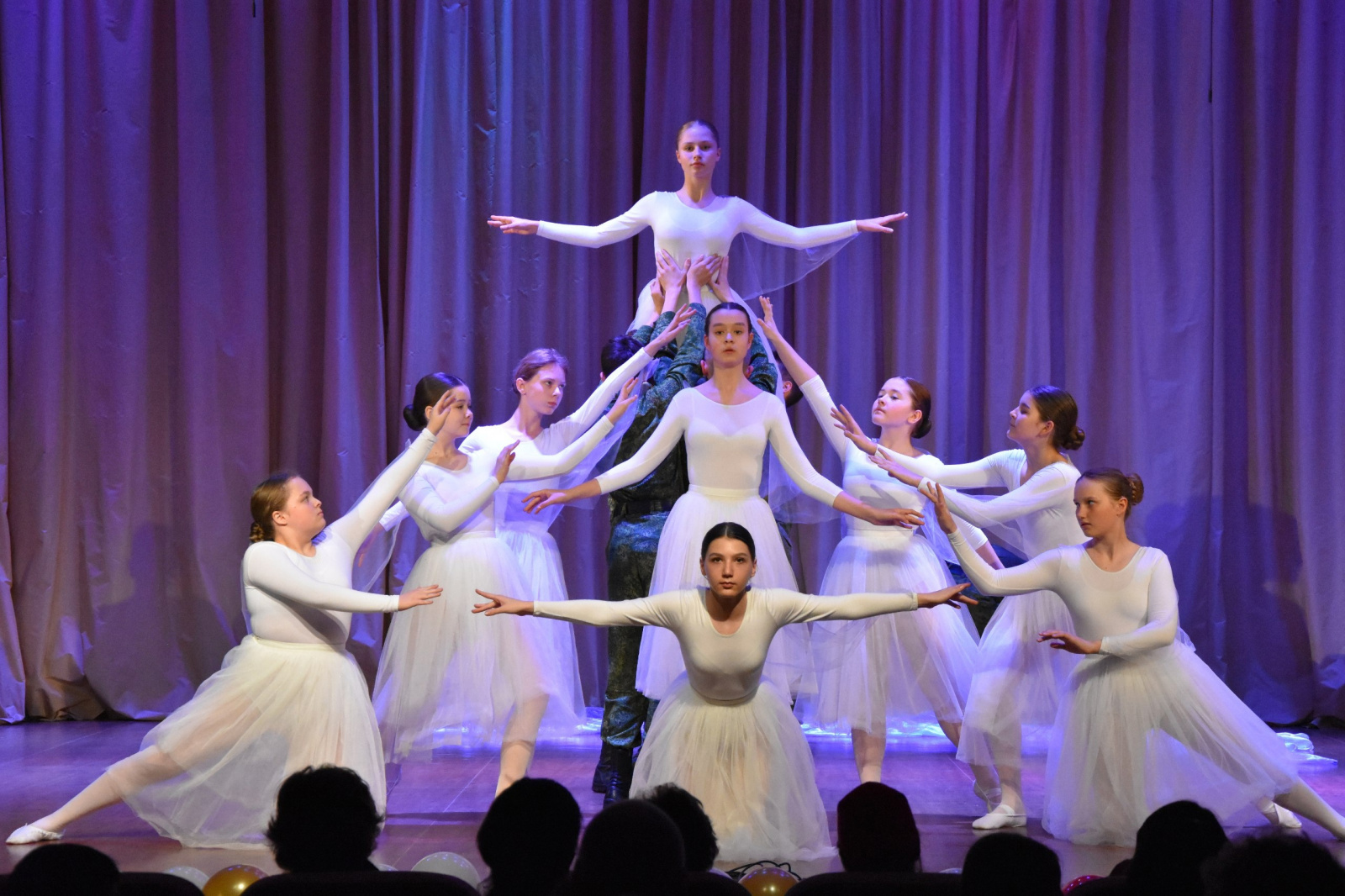 Отчетный концерт балетной студии «Авансцена» прошел на сцене школы №2083.