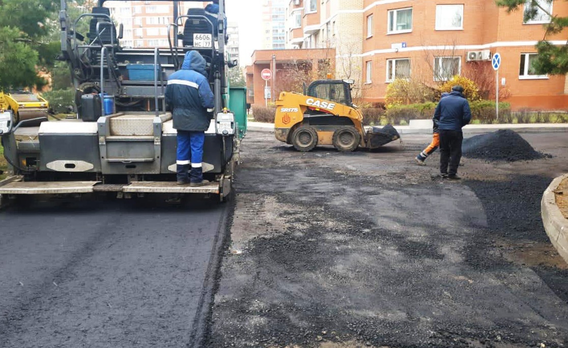 Асфальтобетонное покрытие начали укладывать в поселке Знамя Октября