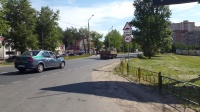 В Рязановском окрашивают барьерные газонные ограждения