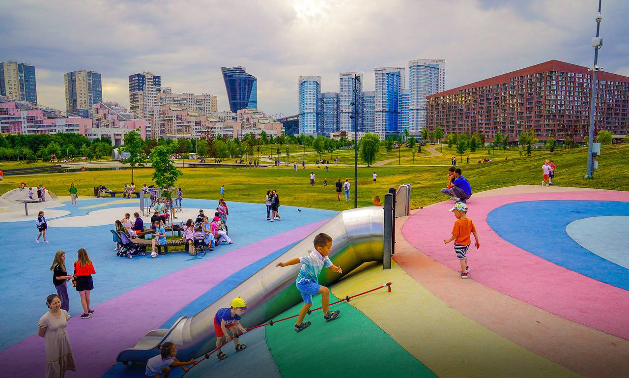 Детские площадки в Москве преобразились за последнее десятилетие. Теперь это яркие игровые комплексы для всестороннего развития ребенка.