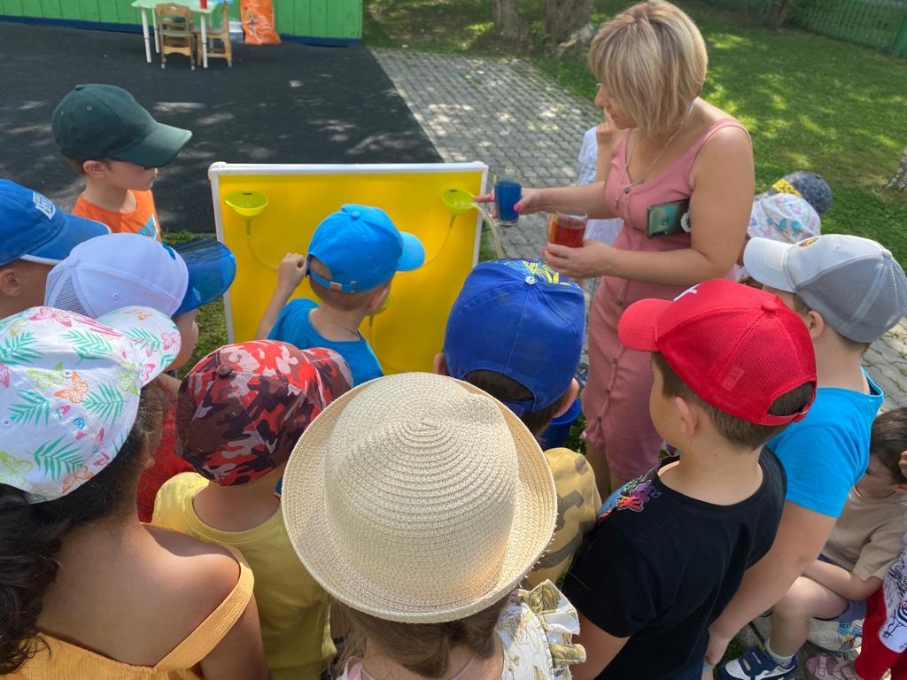 Дошколята групп «Веснушки» и «Карамелька» совместно с воспитателями и родителями создали минилабораторию для игр с водой
