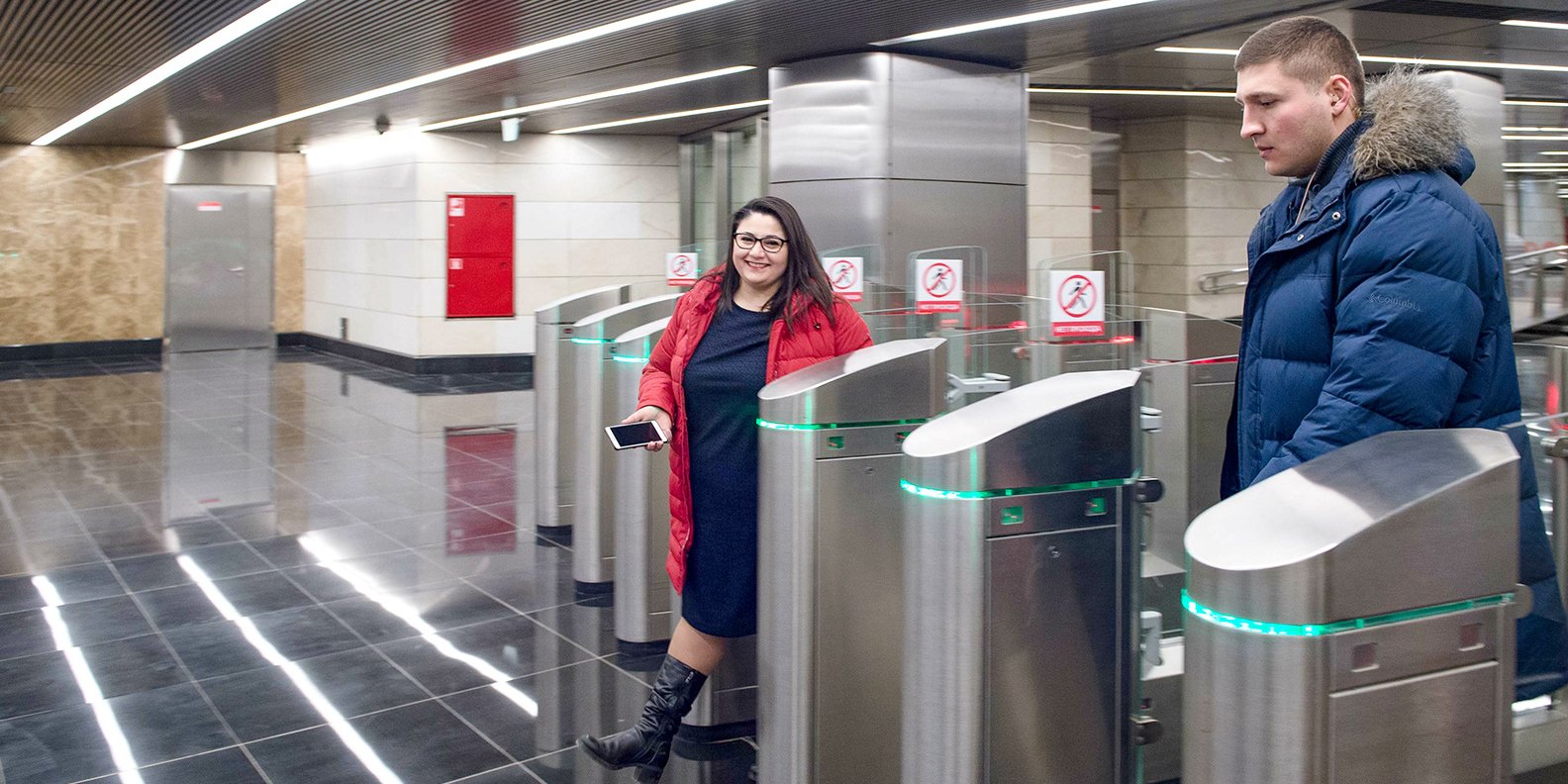 Терминалы для бесконтактной оплаты проезда появились на всех станциях метро