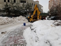 	Продолжаются работы по уборке снега на дворовых территориях поселения Рязановское