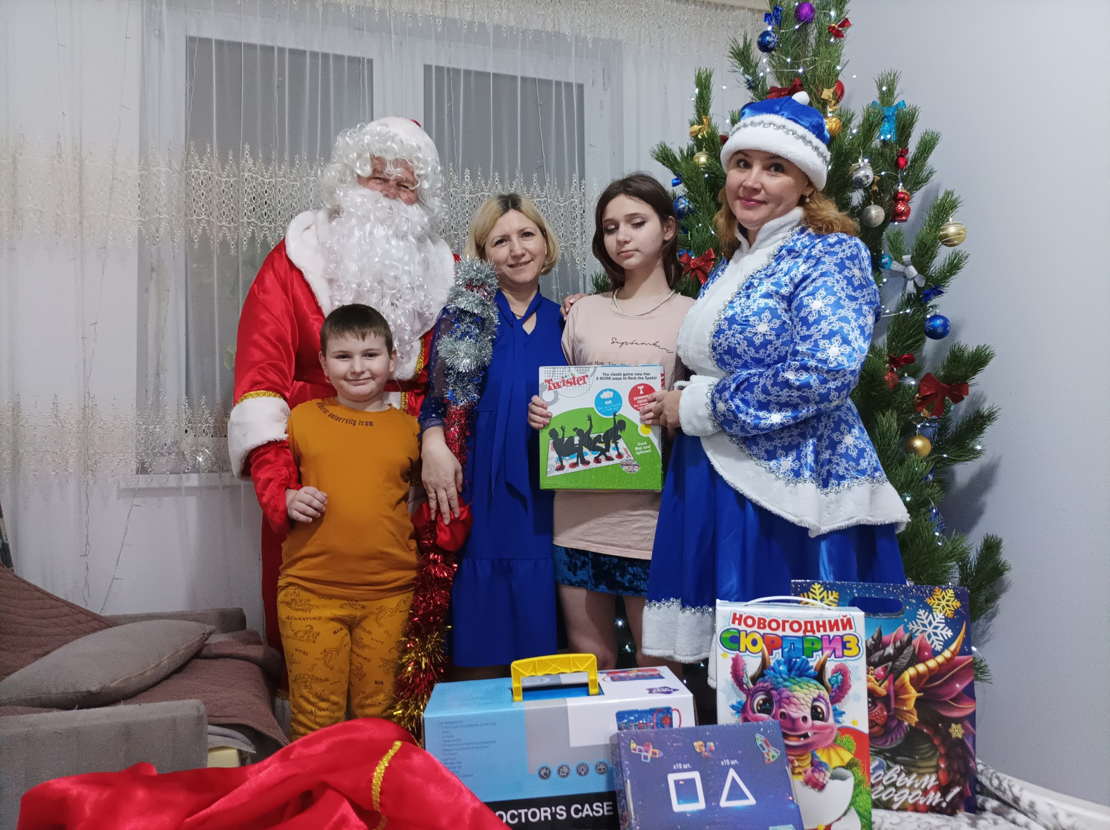 «Дед Мороз приходит в дом»: более 100 детей поздравили общественные советники и Молодежная палата поселения Рязановское!