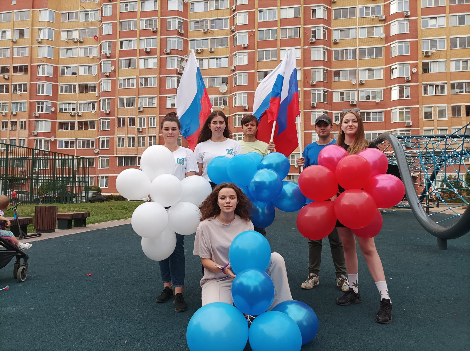 Участники Молодежной палаты поселения Рязановское поделились фотографиями с мероприятия в честь Дня российского флага