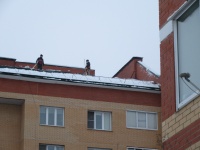 В поселении Рязановское проводятся работы по очистке кровель жилых и общественных зданий от снега и наледи