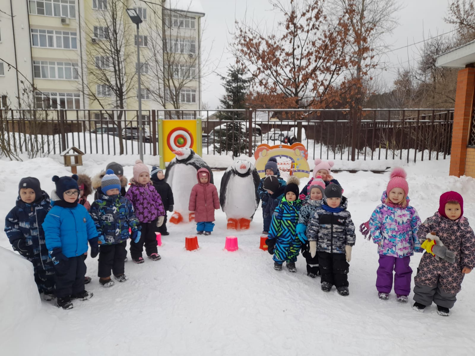 Снежные фигуры слепили воспитанники школы №2083