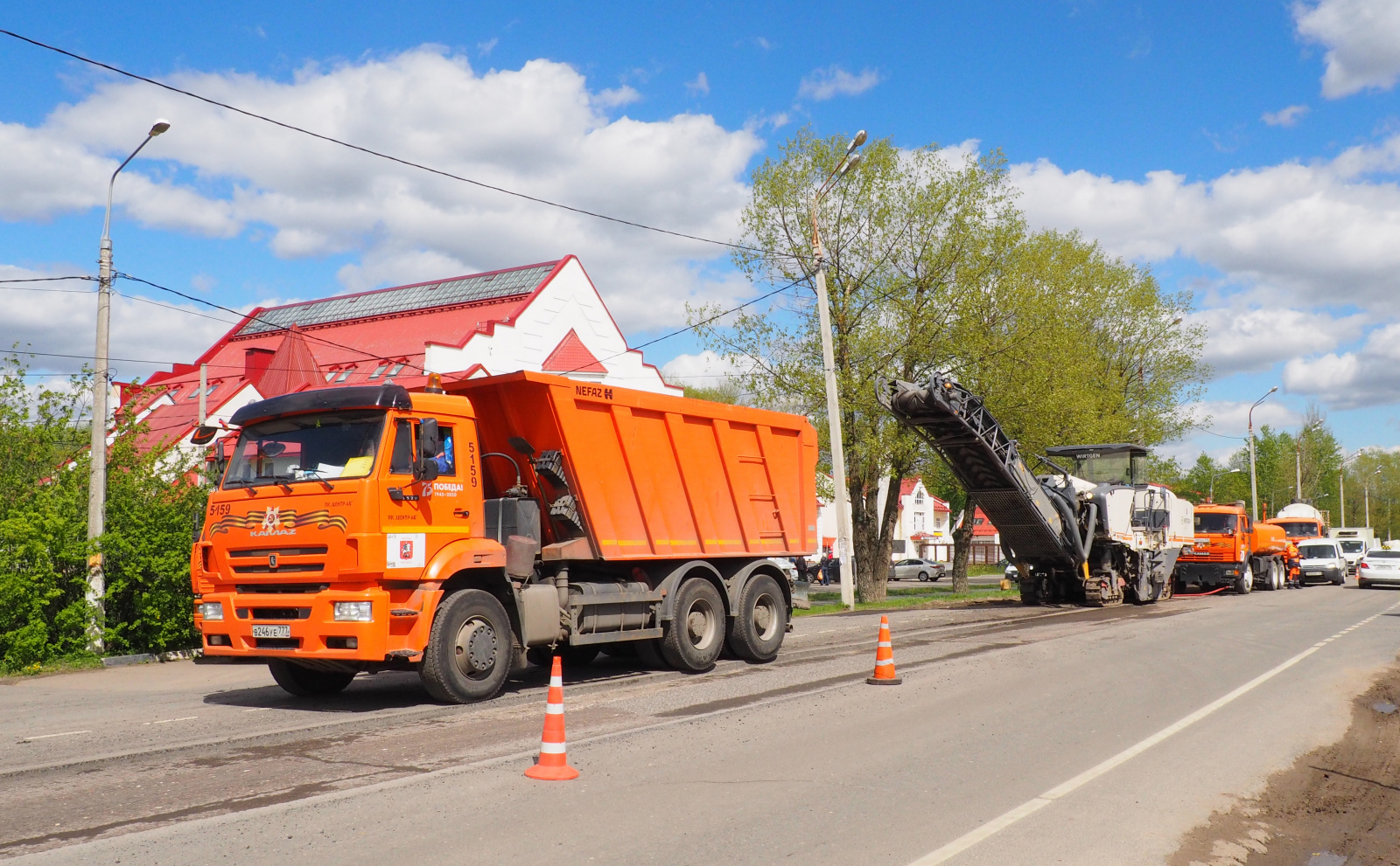 Замена дорожного полотна началась в поселке Знамя Октября