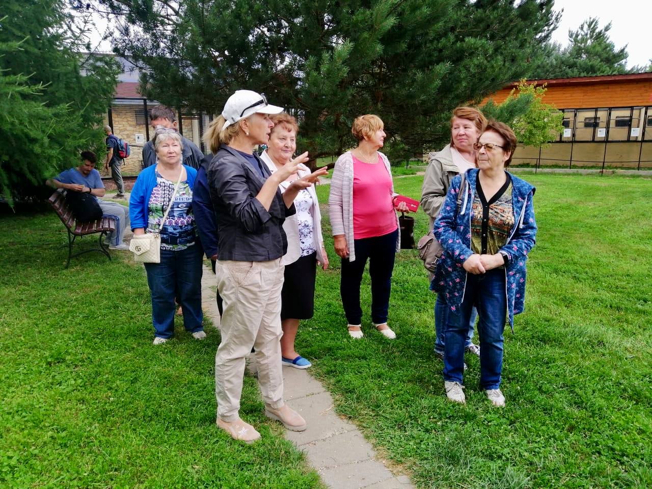 Представители старшего поколения посетили парк птиц