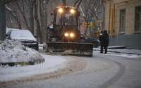 Уборка снега в Рязановском продолжается