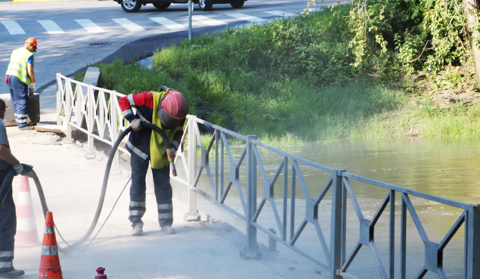 Ограждение пешеходного моста в поселке Фабрики имени 1 Мая приводят в порядок
