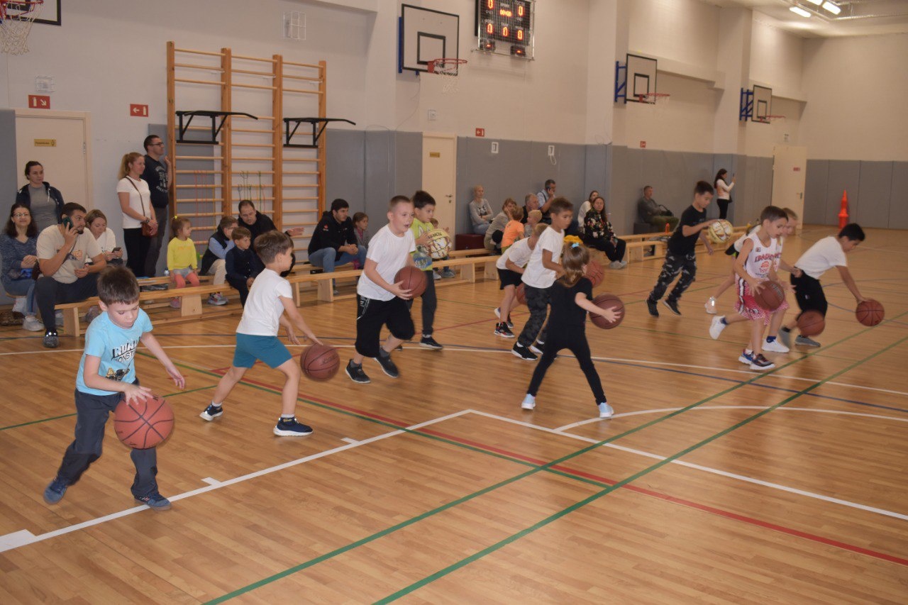 В школе №2083 состоялось знакомство тренеров баскетбольного клуба «Вершина» с учениками начальной школы