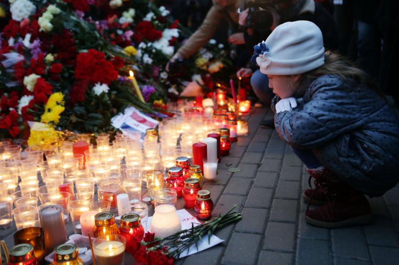 Молодые парламентарии возложили цветы к стелле города-героя Ленинграда