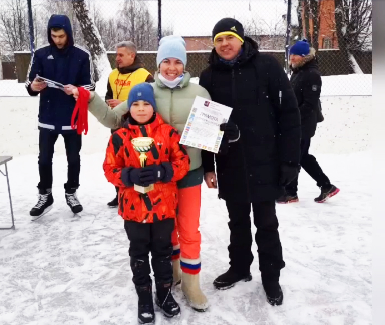 Семья из Рязановского победила в соревнованиях "Зимние забавы"