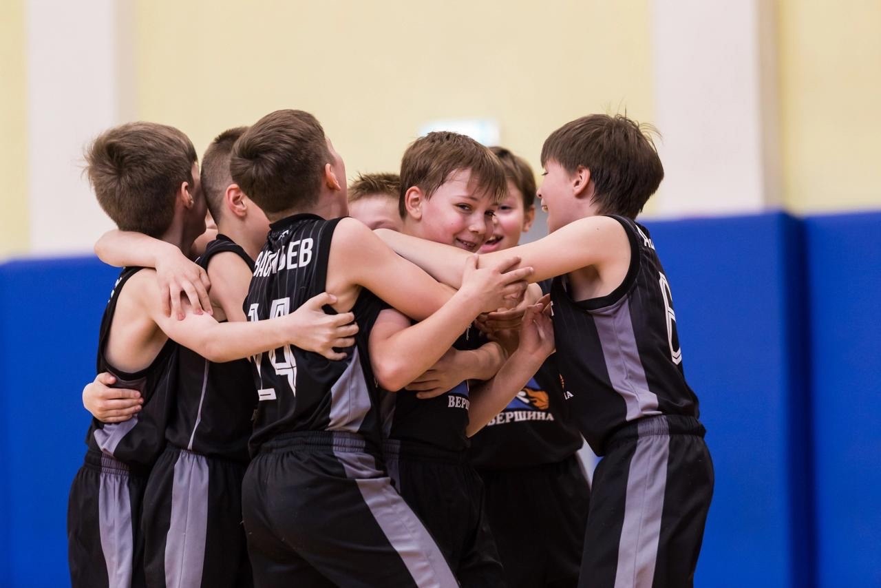 Баскетбольная команда «Вершина» школы №2083 выиграла соревнования «Победный мяч»