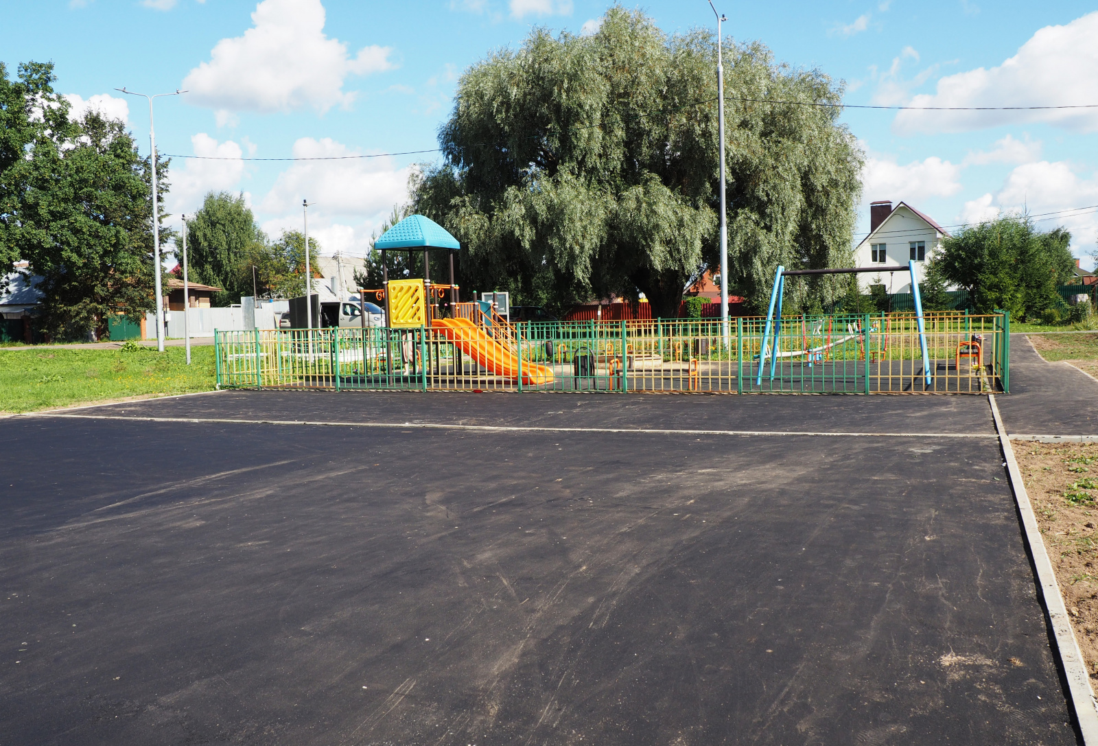 В деревне Ерино продолжается строительство новых детской и спортивной площадок
