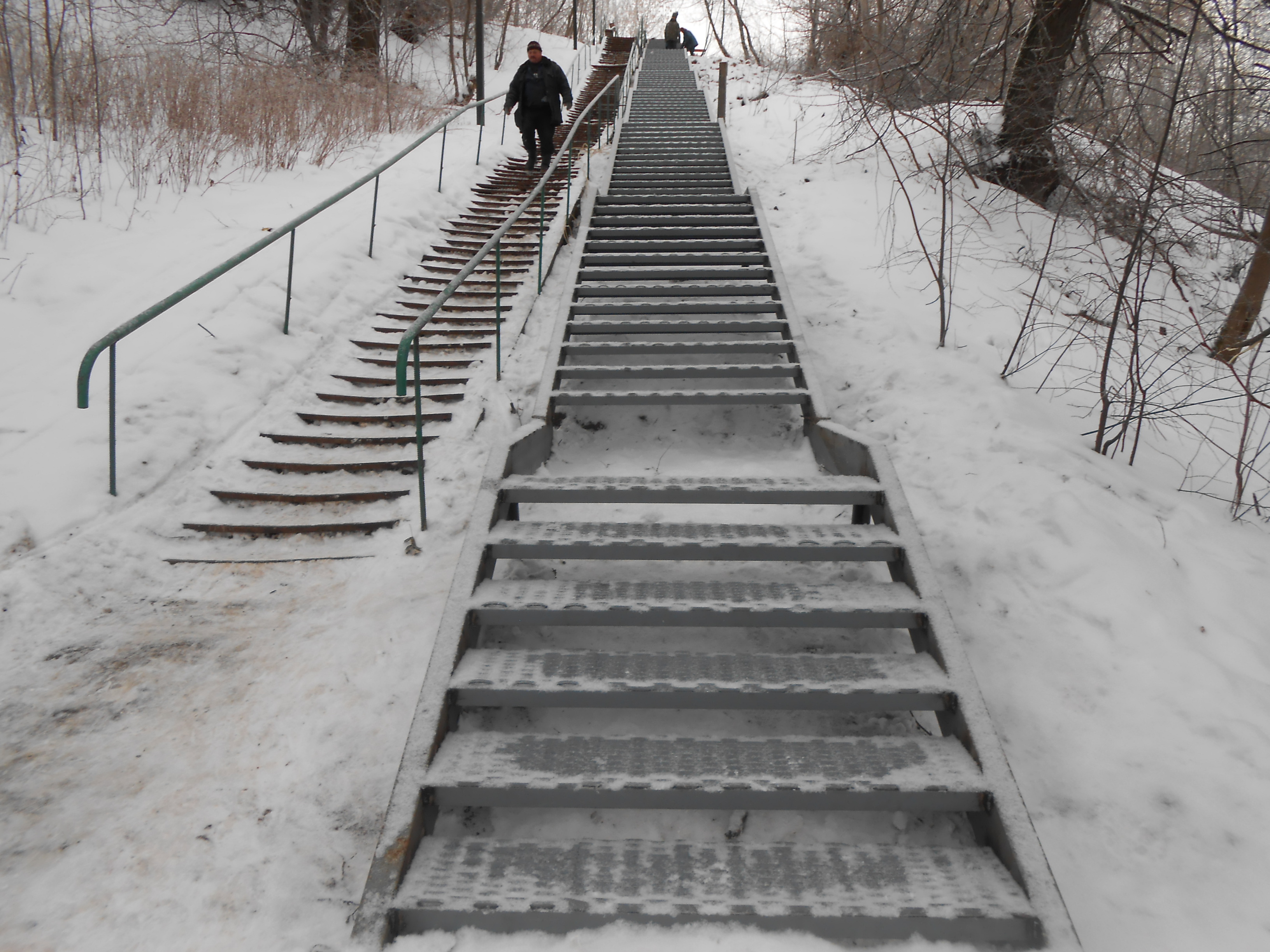 По просьбам жителей в поселке Фабрики им. 1 Мая и в деревне Девятское устанавливают пешеходные лестницы