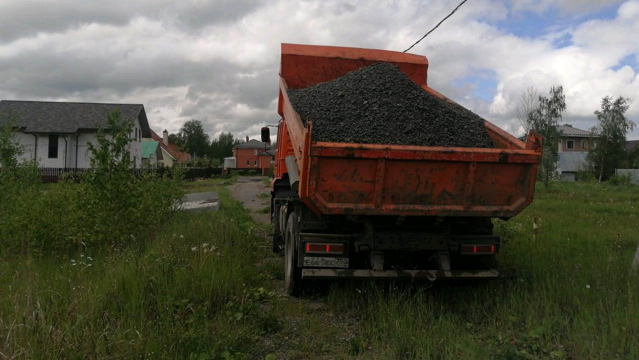 Специалисты начали проводить отсыпку дороги в деревне Никульское в Рязановском