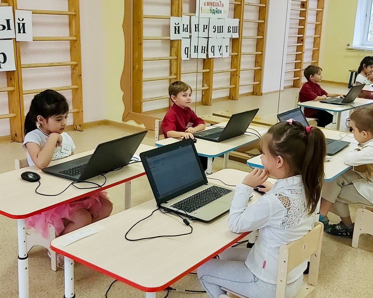 Дошкольники школы №2083 приняли участие в отборочном туре по онлайн-игре в шашки