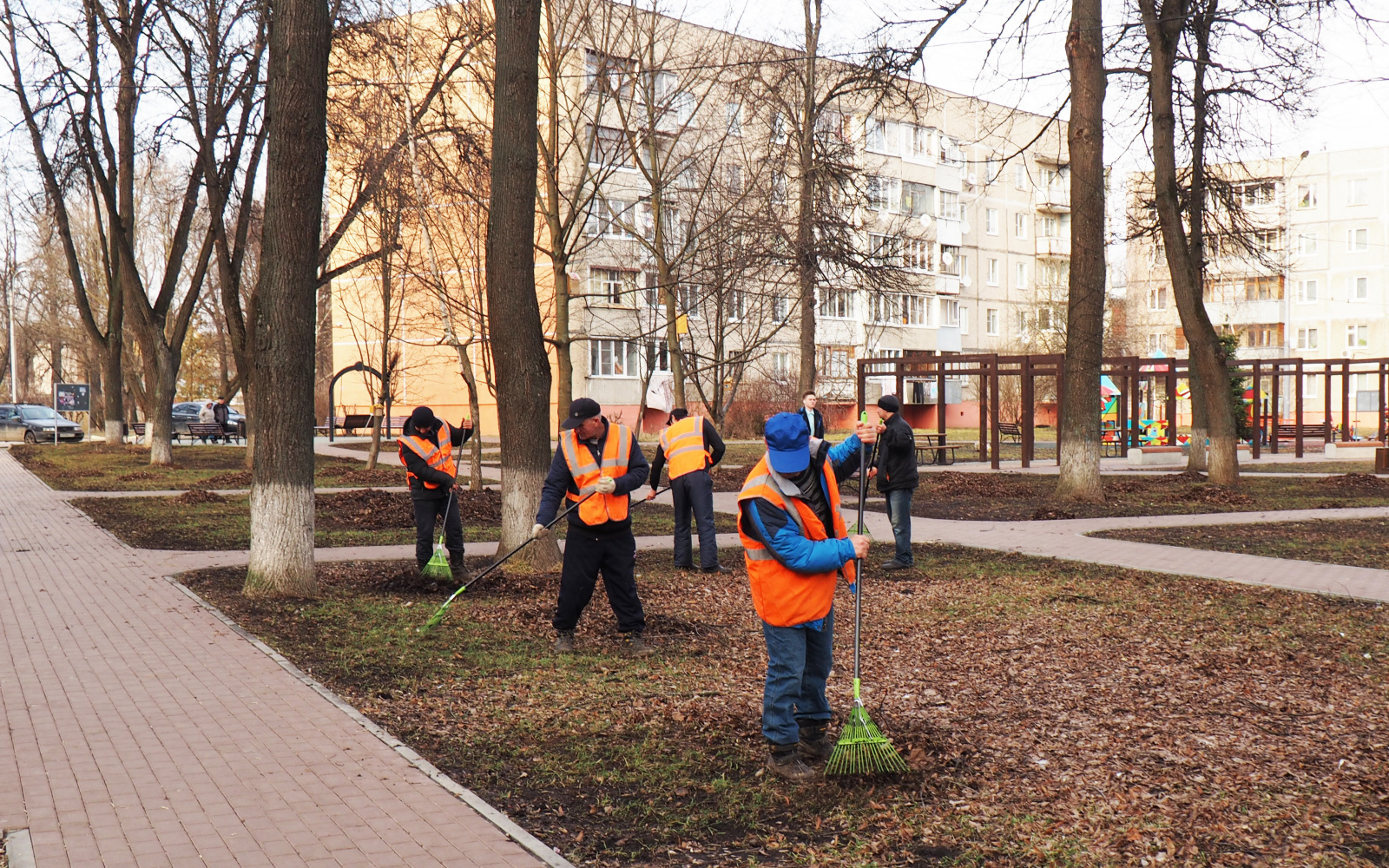 Начались весенние работы по приведению в порядок территории поселения Рязановское