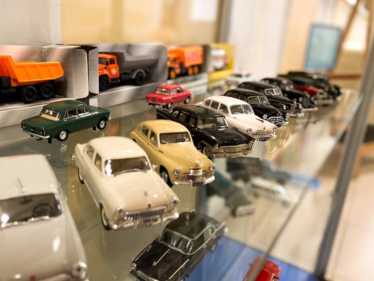 Выставка "Отечественные автомобили в миниатюре" открылась в Доме культуры "Десна"