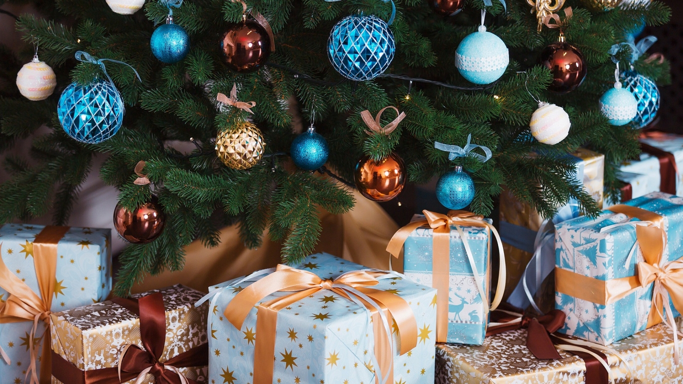 Продолжается выдача новогодних подарков для детей из малообеспеченных семей льготных категорий