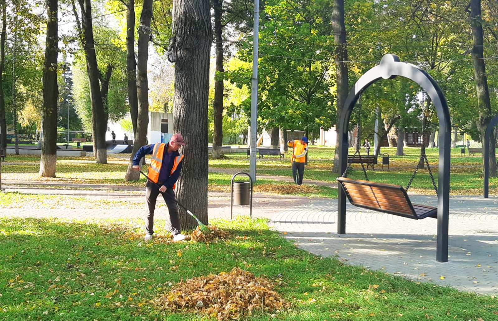 В поселении Рязановское проводят уборку листвы