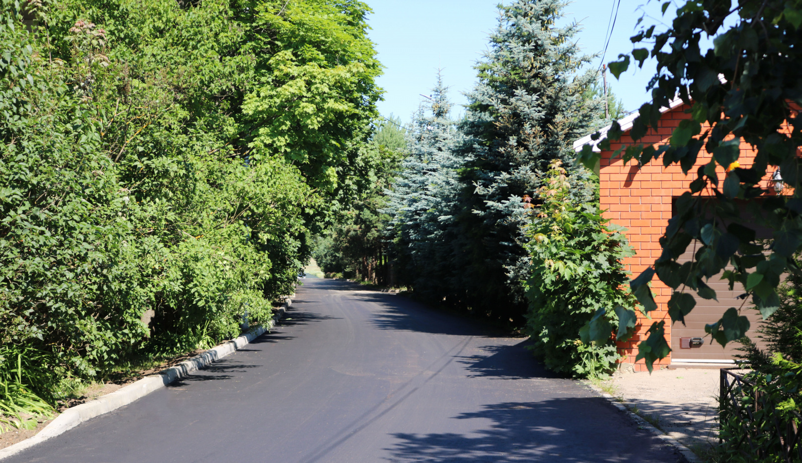 Завершились работы по замене дорожного покрытия в деревне Мостовское