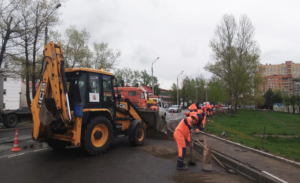 Специалисты приступили к работам по замене бордюрного камня в поселении