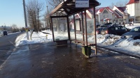 В круглосуточном режиме на автобусных остановках убирают снег и лед