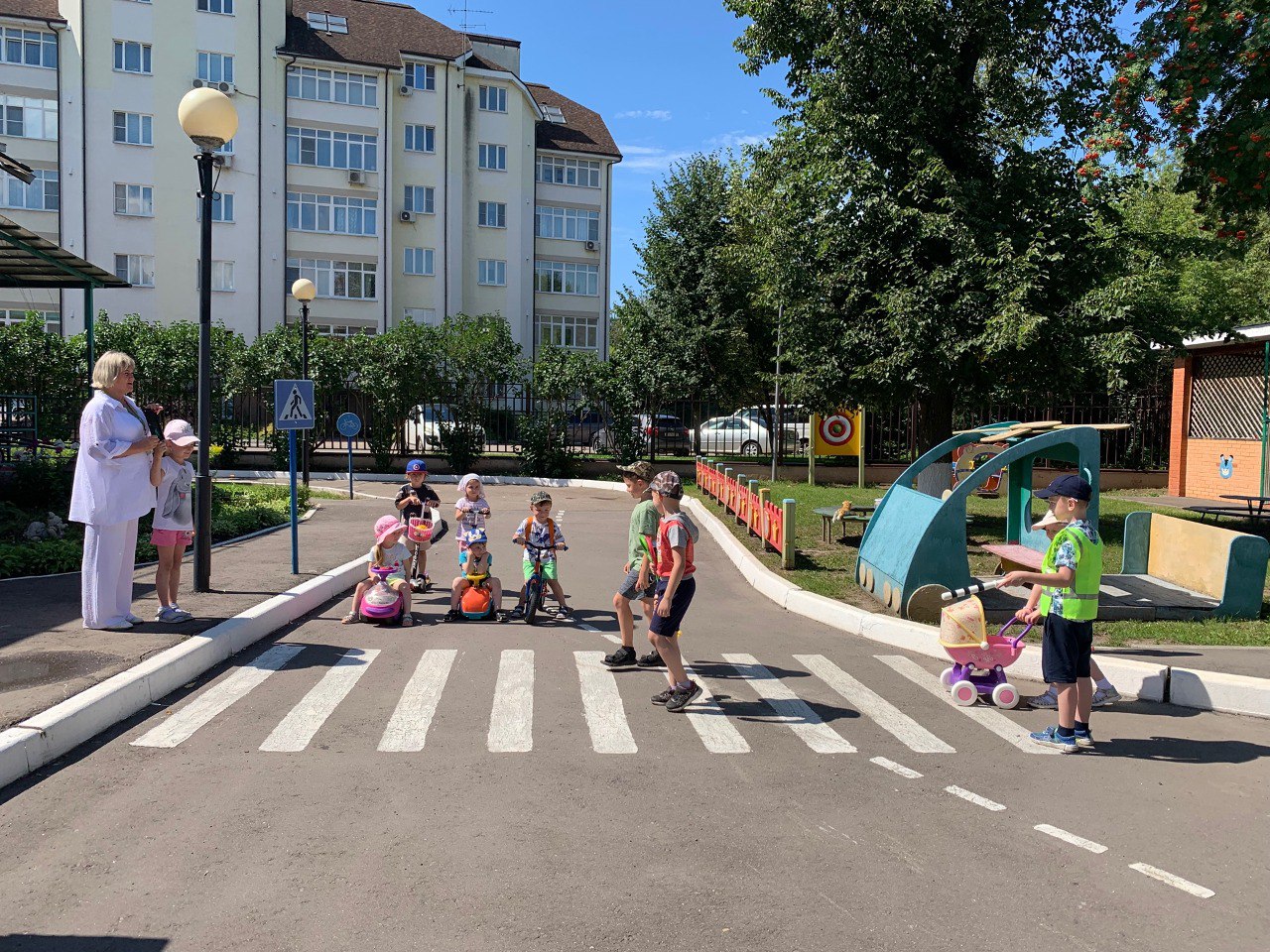 Международный день светофора отметили дошкольники школы №2083