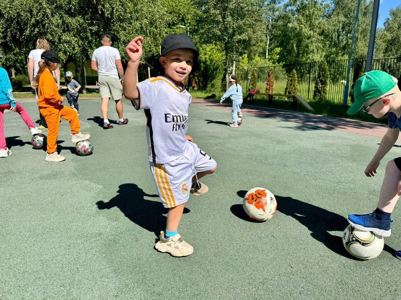 Сотрудники школы №2083 поселения Рязановское 27 июня организовали мастер-класс по футболу для детей.