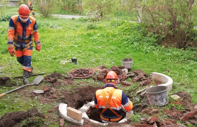  Проведен ремонт канализационного колодца в поселке Фабрики имени 1 Мая