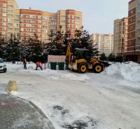 Продолжаются работы по уборке снега на дворовых территориях поселения Рязановское