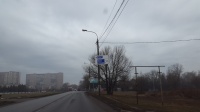 Дорожный знак, указывающий направление движения, установлен в поселке Ерино