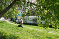 Продолжаются работы по покосу травы вдоль улично-дорожной сети поселения Рязановское