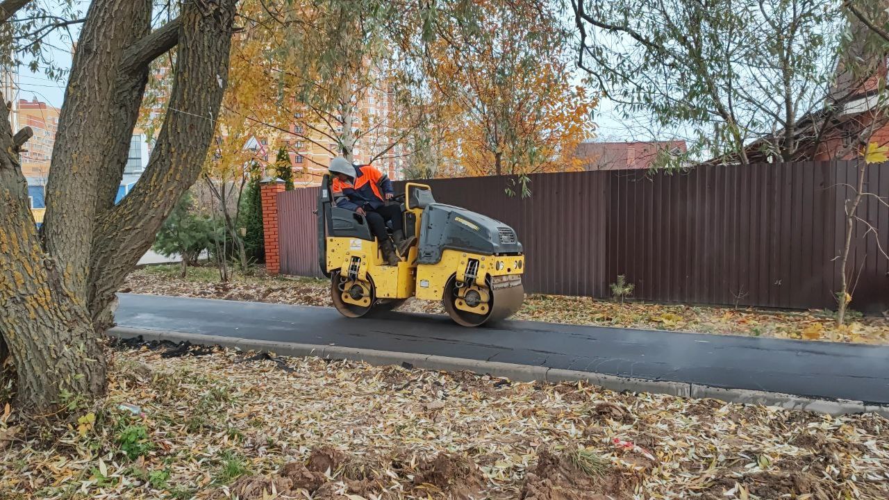 Обустройство пешеходных тротуаров продолжили в поселении Рязановское