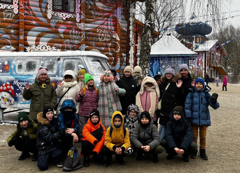 Ученики школы №2083 посетили Московскую усадьбу Деда Мороза
