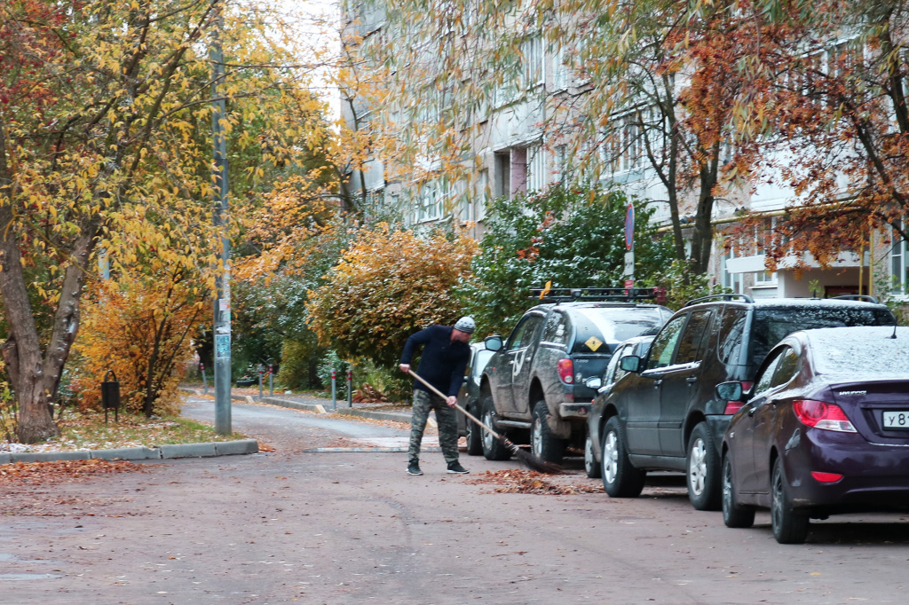 Мероприятия по уборке опавшей листвы проводятся в поселении Рязановское