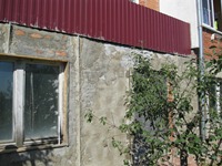 Проводится ремонт фасада жилого дома в поселке Остафьево