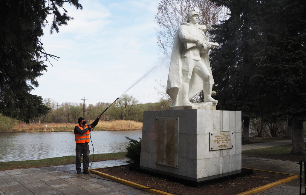 Специалисты приступили к промывке памятников героям Великой Отечественной войны в Рязановском