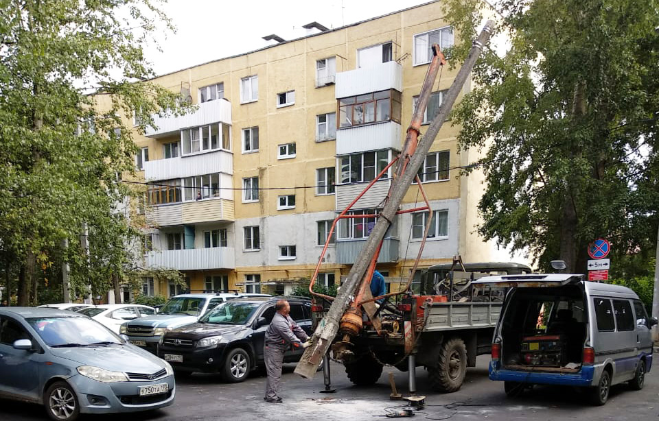 В поселке Знамя Октября был произведен демонтаж опоры освещения