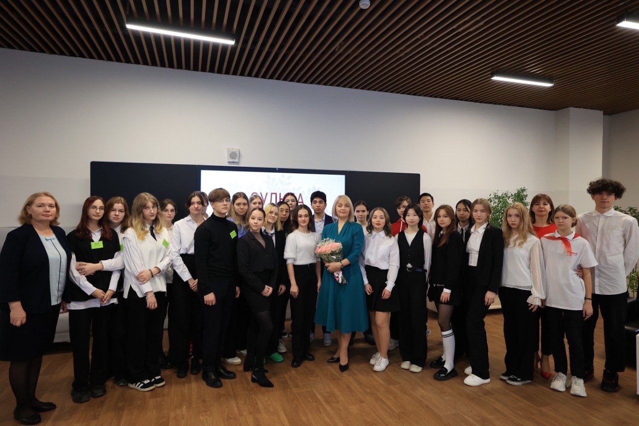 Директор школы Татьяна Владимировна Наумкина провела встречу с учениками 10 предпринимательского класса школы №2083