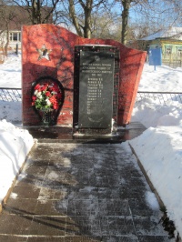 Подходы к памятникам павшим воинам очищены от снега и льда