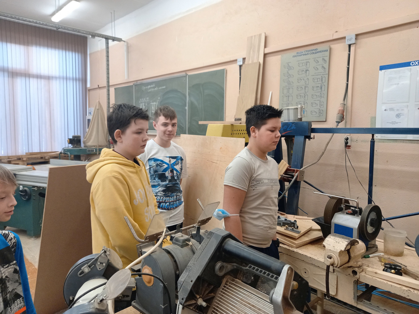 Ученики школы №2083 завершили обучение плотницкому делу