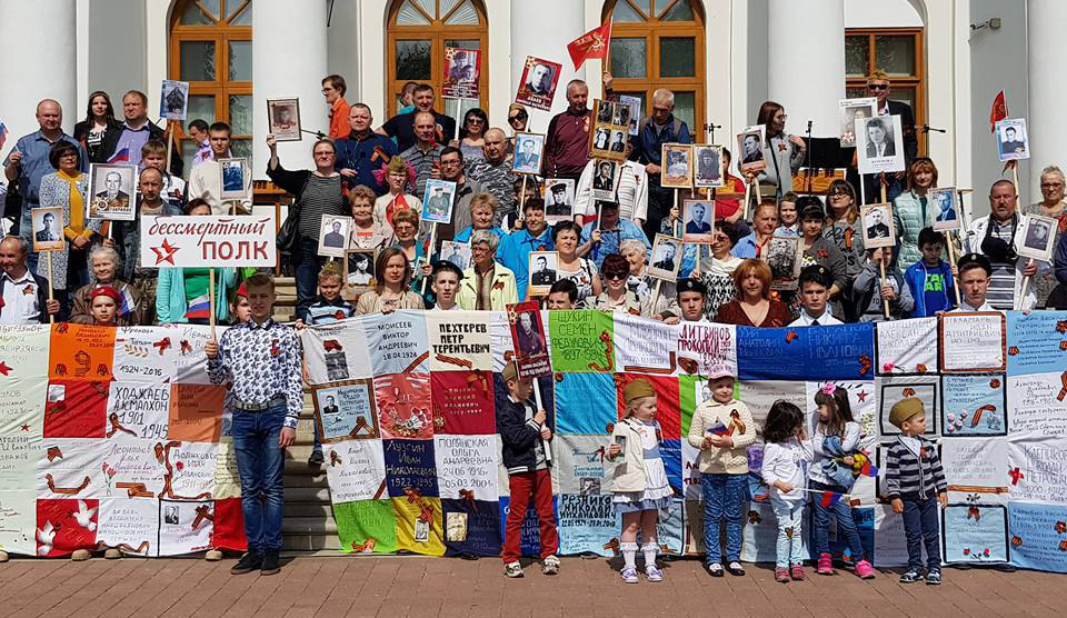 Подготовка фотографий и держателей к шествию Бессмертного полка