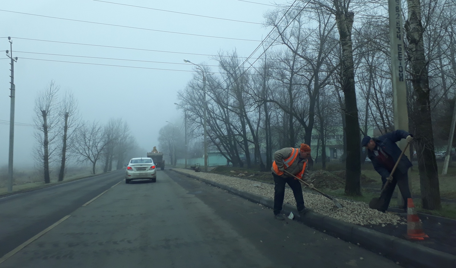 Завершаются работы по устройству тротуара в поселке Знамя Октября