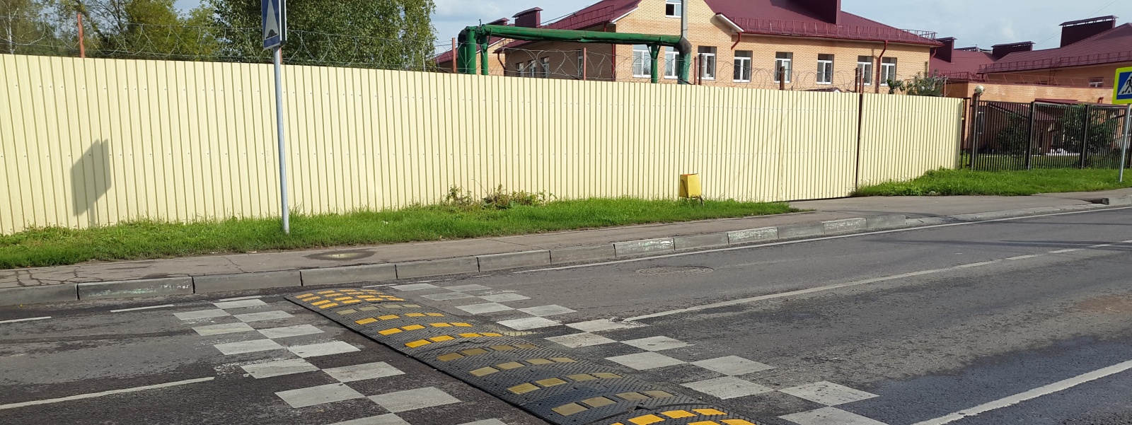 В поселках Фабрики им. 1 Мая, Ерино и в селе Остафьеве восстановлены искусственные неровности