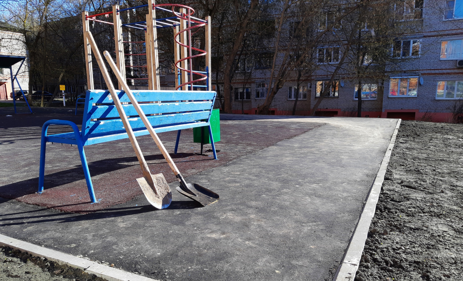 Работы по благоустройству детских площадок стартовали в Рязановском